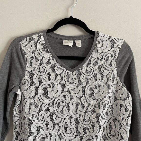Zenergy By Chicos Women SZ 0/XS Gray W/White Lace Front Overlay V Neck Top - Picture 4 of 9